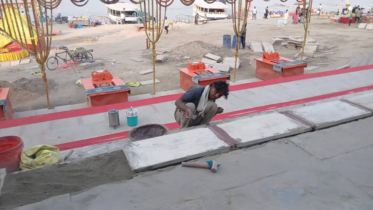 अस्सी घाट का बदलेगा स्वरूप, सीढ़ियों पर लगाए जा रहे समतल पत्थर