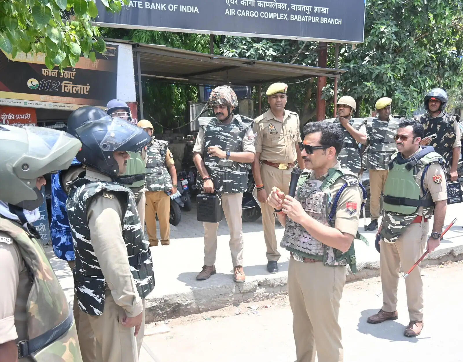थाना फूलपुर क्षेत्र के घमहापुर में युवक की हत्या के बाद उत्पन्न तनावपूर्ण स्थिति को देखते हुए वाराणसी पुलिस पूरी तरह अलर्ट मोड में आ गई है। मामले की गंभीरता को देखते हुए पुलिस आयुक्त Mohit Agrawal ने मंगलवार को स्वयं मौके पर पहुंचकर क्षेत्र का भ्रमण और निरीक्षण किया। उन्होंने कानून-व्यवस्था की स्थिति का जायजा लेते हुए अधिकारियों और पुलिसकर्मियों को पूरी मुस्तैदी के साथ ड्यूटी करने के निर्देश दिए।