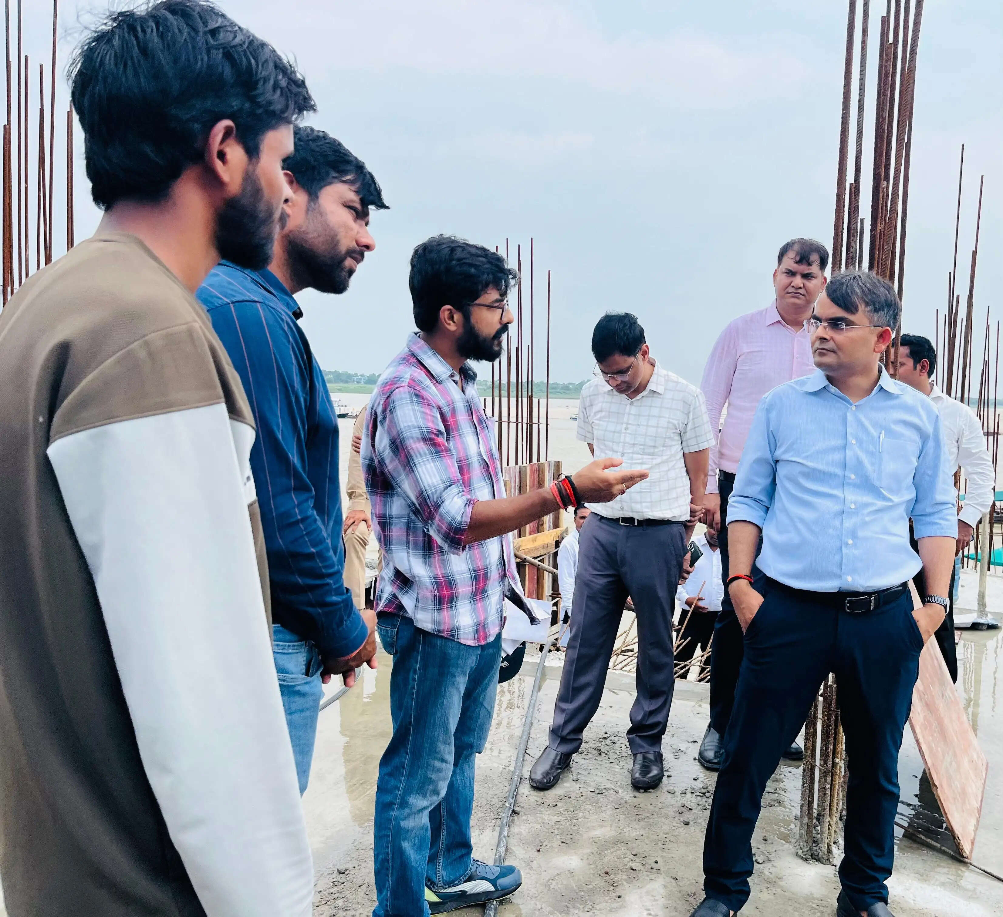 मणिकर्णिका कॉरिडोर की रफ्तार न रोके बाढ़, डीएम बोले- निचले हिस्से में काम रुके तो ऊपरी स्तर पर रखें जारी