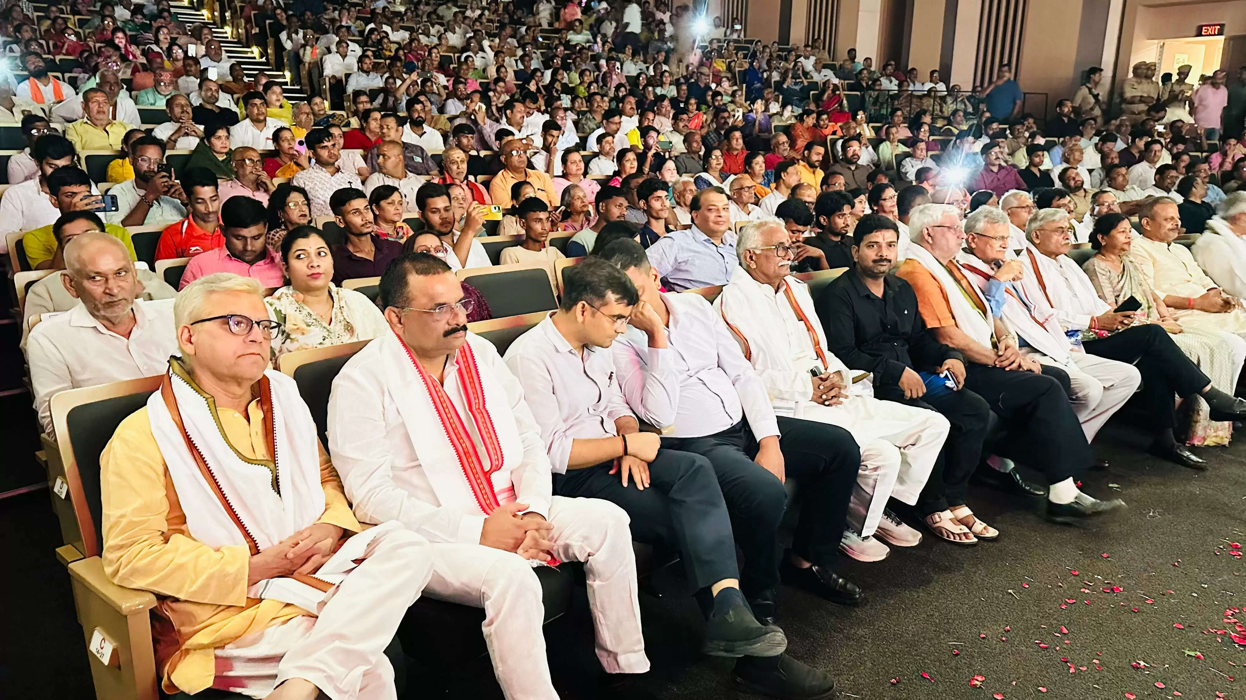 प्रधानमंत्री नरेंद्र मोदी के 75वें जन्मदिन की पूर्व संध्या पर वाराणसी के रुद्राक्ष कन्वेंशन सेंटर में एक भव्य कजरी कार्यक्रम का आयोजन किया गया। इस अवसर पर पद्मश्री गायिका श्रीमती उर्मिला श्रीवास्तव ने अपनी मधुर आवाज में कजरी प्रस्तुत कर दर्शकों को मंत्रमुग्ध कर दिया। कार्यक्रम का आयोजन महापौर श्री अशोक कुमार तिवारी द्वारा किया गया, जिसमें शहर के गणमान्य व्यक्ति, जनप्रतिनिधि और वरिष्ठ प्रशासनिक अधिकारी शामिल हुए।