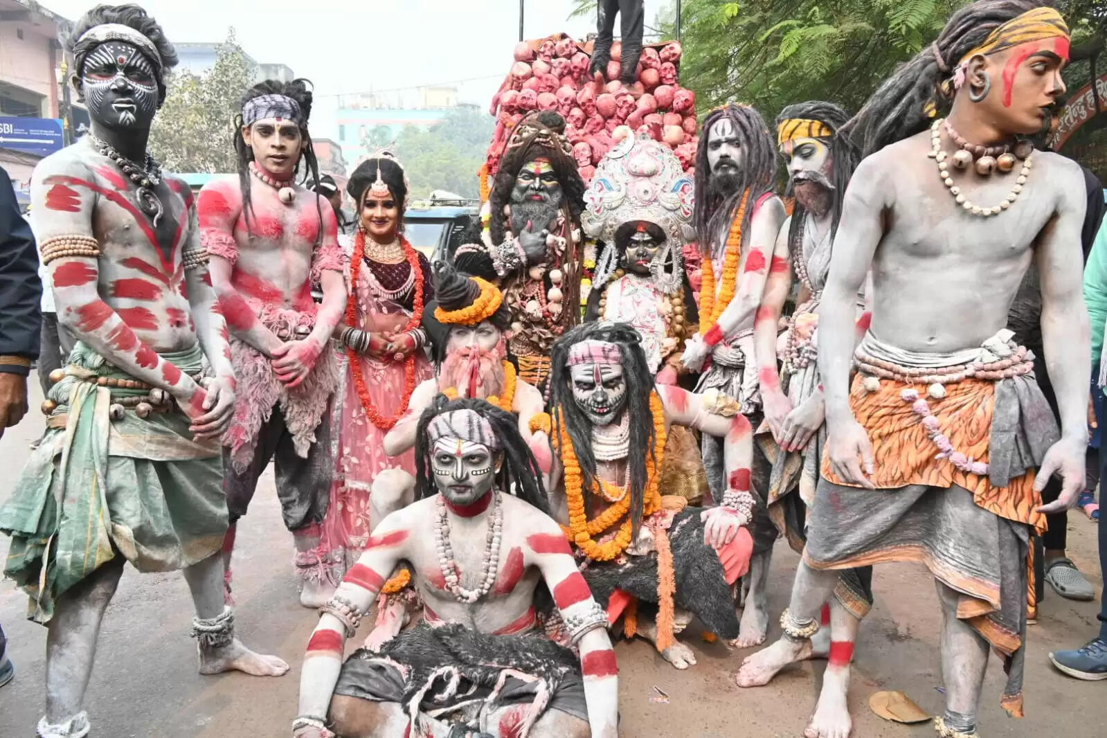 श्री काशी विश्वनाथ धाम की चौथी वर्षगांठ के अवसर पर शिव बारात समिति की ओर से शनिवार को भव्य शोभायात्रा का आयोजन किया गया। शोभायात्रा मैदागिन से प्रारंभ होकर दशाश्वमेध घाट तक निकाली गई, जिसमें शिवभक्तों की भारी भीड़ उमड़ी। डमरू-नगाड़ों की गूंज, हर-हर महादेव के जयघोष और आकर्षक झांकियों ने पूरे मार्ग को भक्तिमय वातावरण से सराबोर कर दिया।