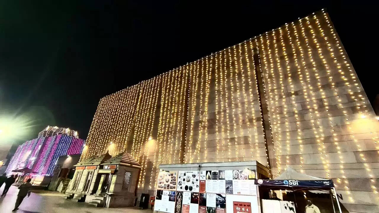 चौथे वर्षगांठ से पहले रोशनी से सराबोर हुआ काशी विश्वनाथ धाम, भव्य सजावट देखने उमड़ रहे भक्त चौथे वर्षगांठ से पहले रोशनी से सराबोर हुआ काशी विश्वनाथ धाम, भव्य सजावट देखने उमड़ रहे भक्त