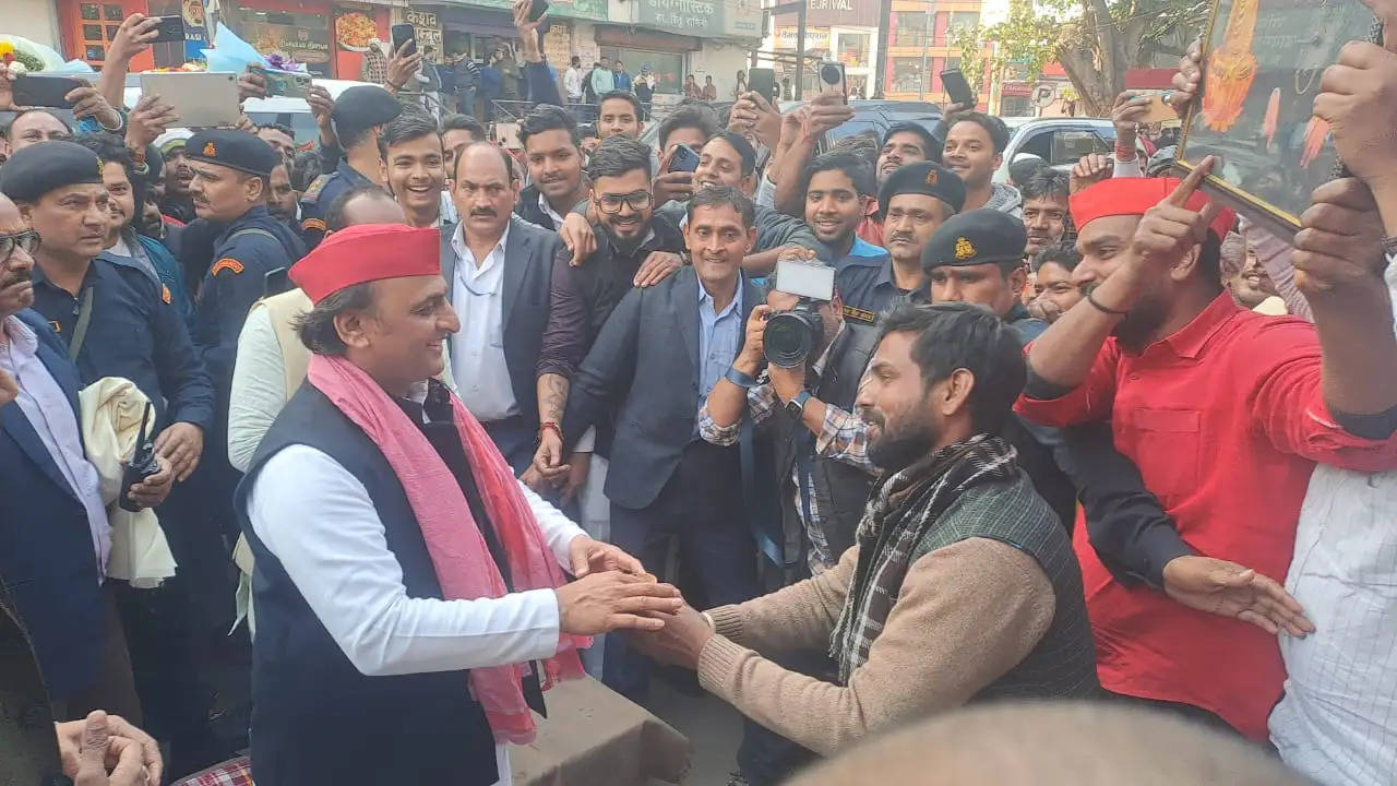 akhilesh yadav in varanasi