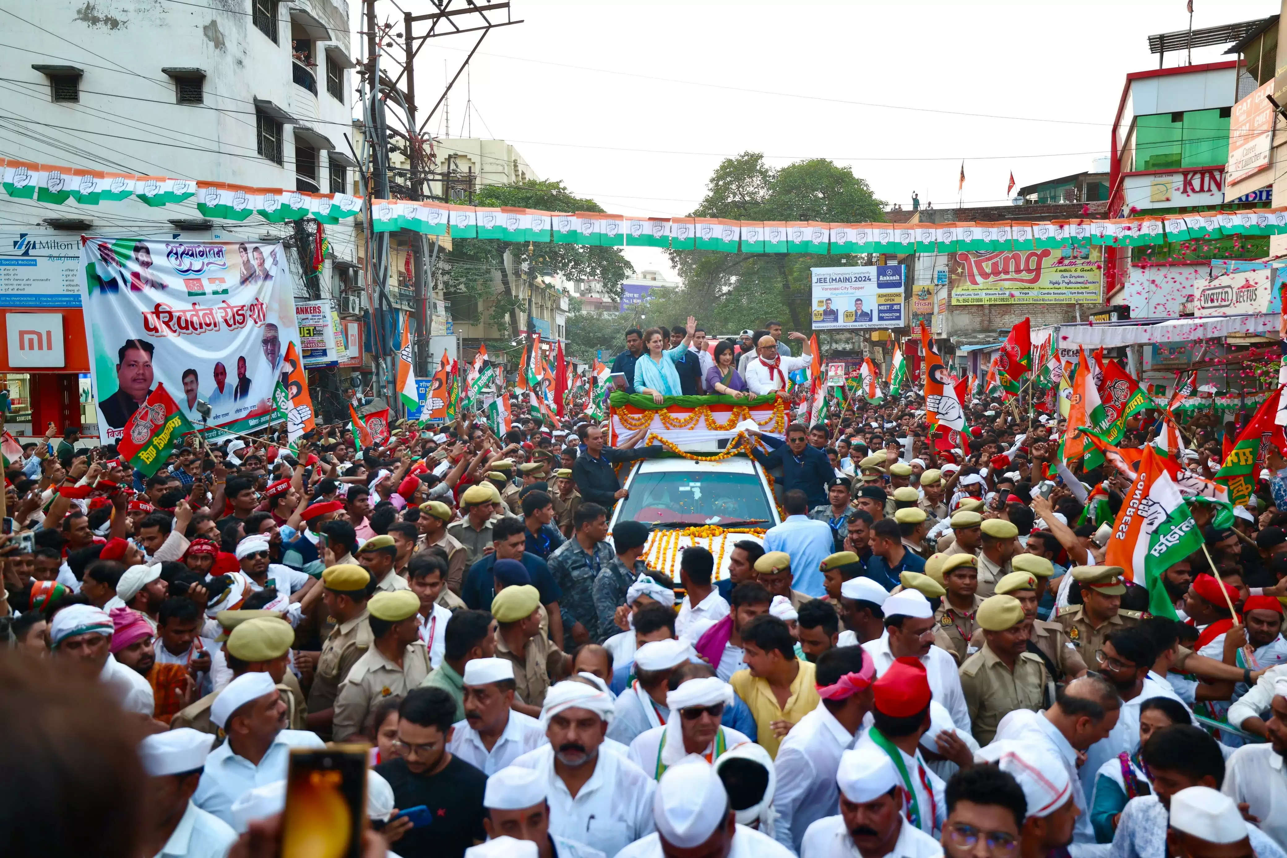 प्रियंका गांधी व डिंपल यादव के रोड शो