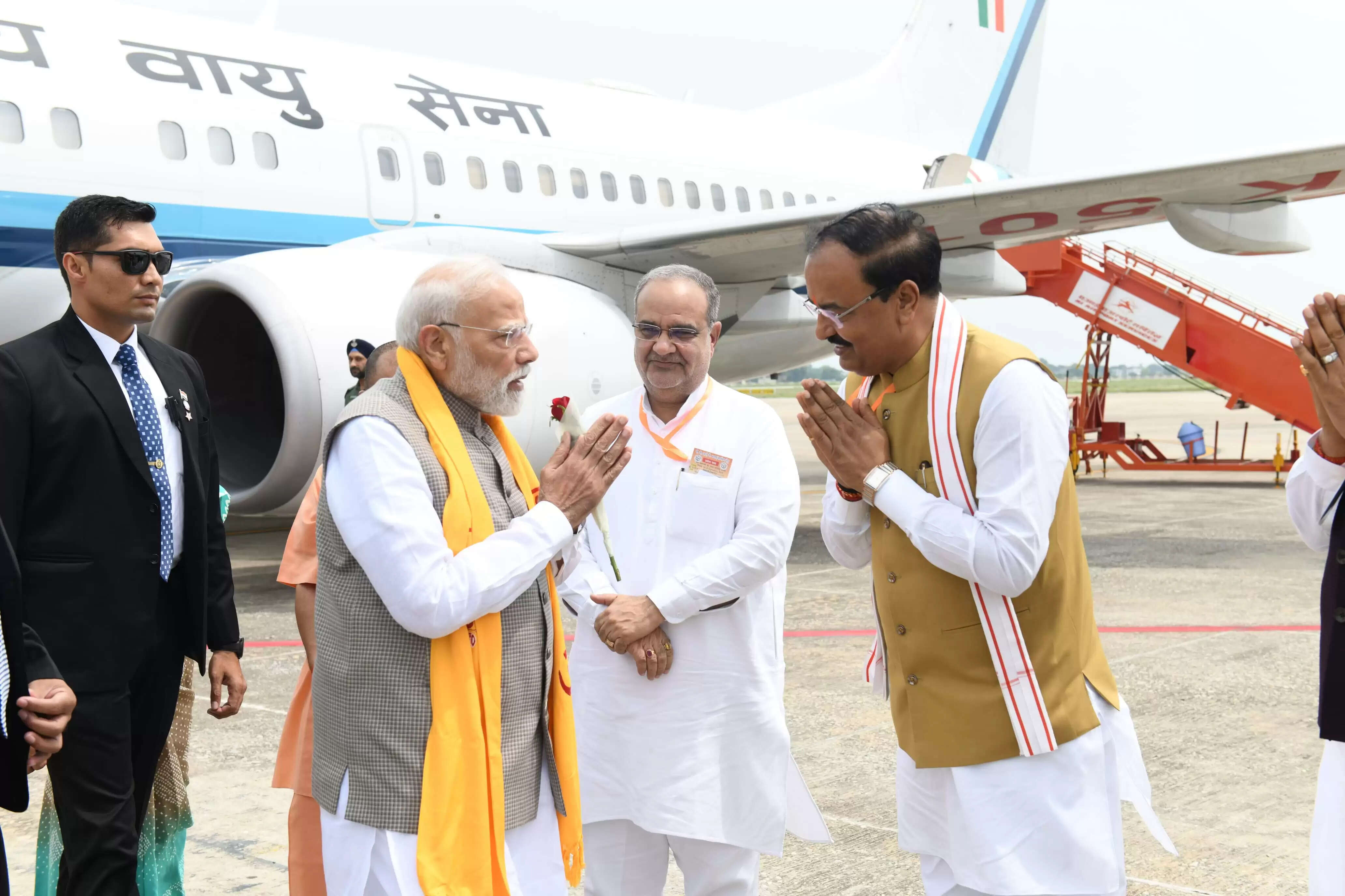 राज्यपाल व सीएम योगी ने काशी में किया प्रधानमंत्री का स्वागत