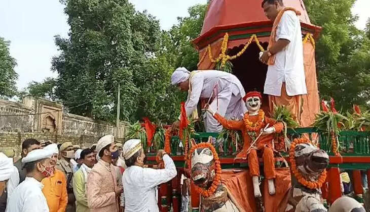 भौरव तालाब में कुंवर अनंत नारायण सिंह ने भगवान जगन्नाथ के रथ को खींच कर किया रथयात्रा मेले का शुभारंभ