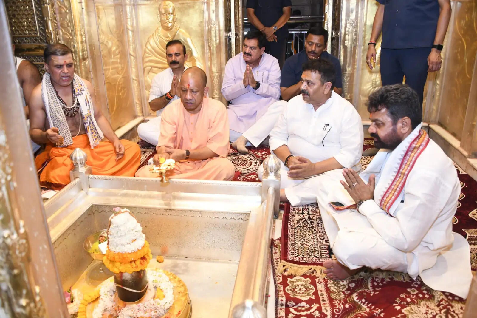 कालभैरव और काशी विश्वनाथ मंदिर में किया दर्शन-पूजन