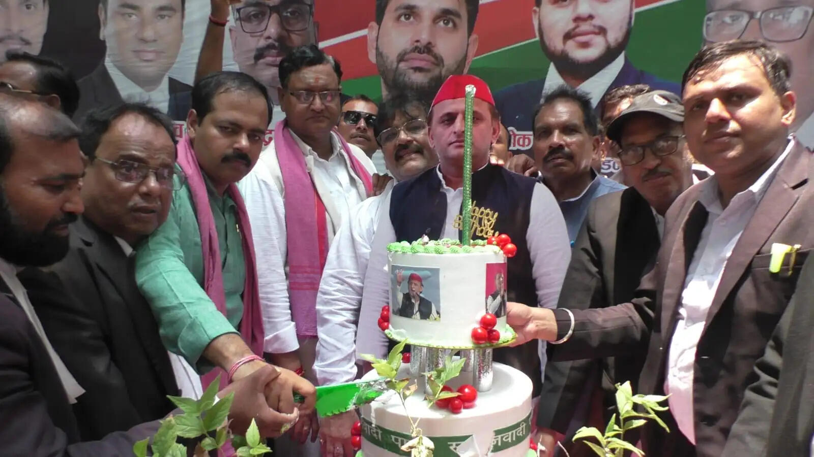 वाराणसी कचहरी में धूमधाम से मनाया गया अखिलेश यादव का 53वां जन्मदिन, 53 किलो का केक काटा और 53 पौधे लगाए