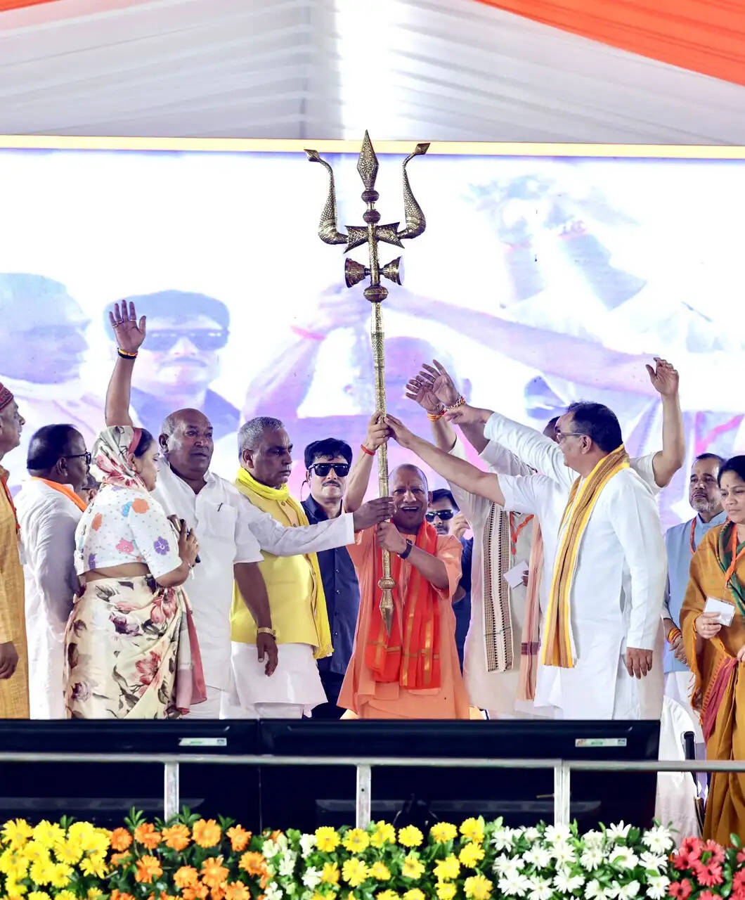 सीएम योगी ने विभिन्न योजनाओं के लाभार्थियों को चेक, प्रमाण पत्र और सांकेतिक चाबियां सौंपी