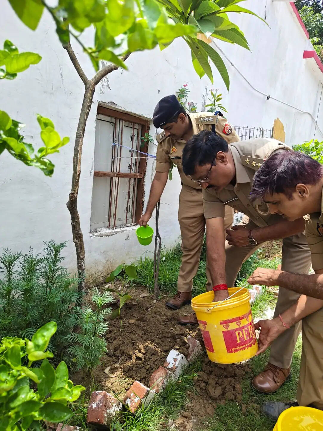 'एक पेड़ माँ के नाम' अभियान: डीसीपी प्रमोद कुमार ने पुलिस लाइन में किया वृक्षारोपण, पुलिसकर्मियों को दिलाया पर्यावरण संरक्षण का संकल्प