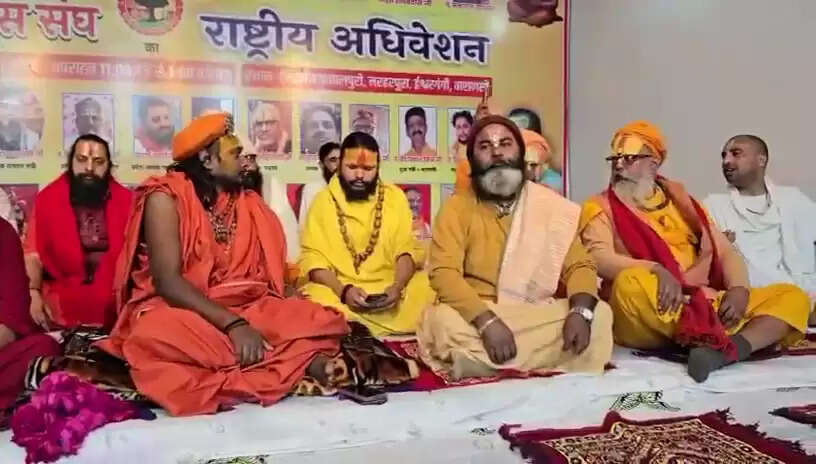 नगर निगम के फैसले के खिलाफ संतों का विरोध तेज