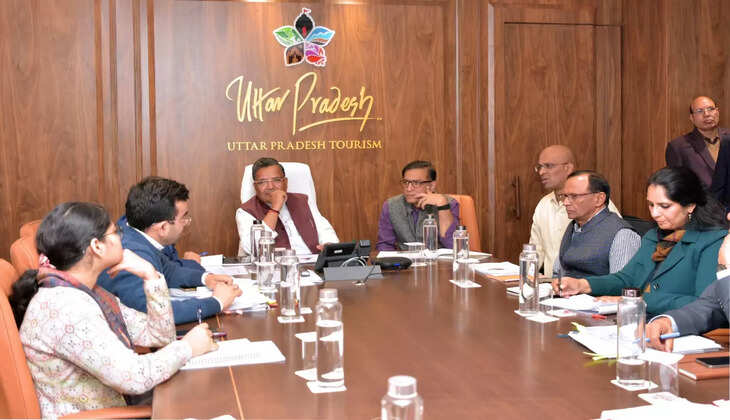  उत्तर प्रदेश के पर्यटन एवं संस्कृति मंत्री श्री जयवीर सिंह ने पर्यटन एवं संस्कृति विभाग की निर्माणाधीन परियोजनाओं के अवशेष कार्यों को 31 दिसंबर, 2025 तथा फरवरी, 2026 तक हर हाल में पूरा करने के निर्देश दिए है। उन्होंने वित्तीय वर्ष 2025-26 की कार्ययोजना पर शीघ्रता से कार्य करते हुए सभी आवश्यक औपचारिकताएं पूरी करने के लिए हिदायत दी है। इसके साथ ही विभिन्न विकास परिषदो के क्षेत्र में पर्यटन अवस्थापना सुविधाओं के विकास पर बल दिया है। उन्होंने यह भी निर्देशित किया है कि निर्माण कार्यों में वित्तीय अनुशासन, समयबद्धता तथा गुणवत्ता अनिवार्य रूप से सुनिश्चित की जाए। 