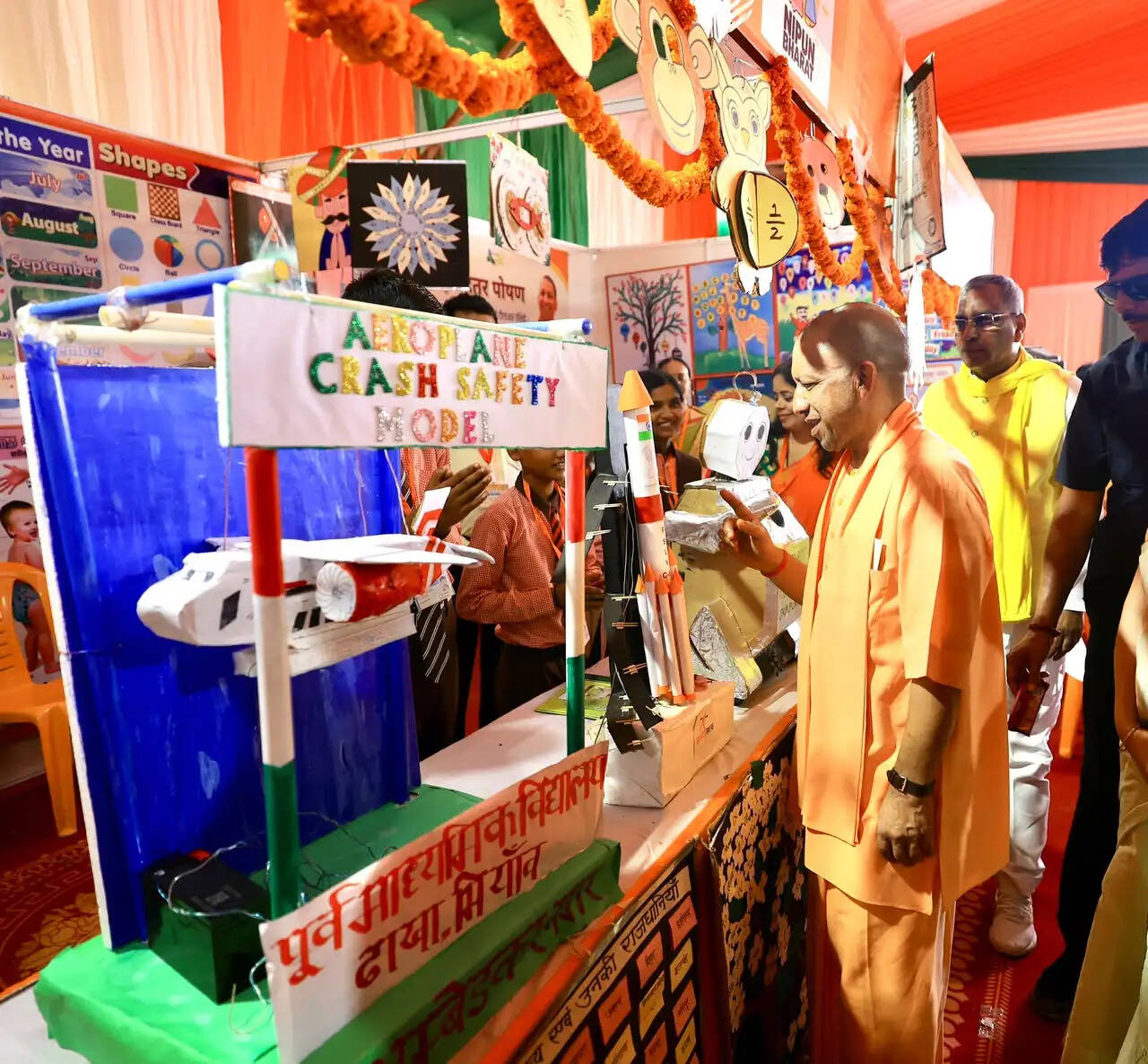 सीएम योगी ने विभिन्न योजनाओं के लाभार्थियों को चेक, प्रमाण पत्र और सांकेतिक चाबियां सौंपी