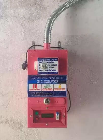 योगी सरकार के नेतृत्व में मिशन शक्ति- 5.0 अभियान ने महिला सशक्तिकरण और मासिक धर्म स्वच्छता प्रबंधन की दिशा में एक और महत्वपूर्ण कदम उठाया है। वाराणसी जिले के सभी राजकीय एवं सहायता प्राप्त कन्या इंटर कॉलेजों में सेनेटरी पैड वेंडिंग मशीनों की स्थापना की गई है, जिससे 1 लाख से अधिक छात्राएं प्रत्यक्ष रूप से लाभान्वित हो रही हैं। यह पहल मासिक धर्म स्वच्छता को बढ़ावा देने और छात्राओं की शिक्षा में निरंतरता सुनिश्चित करने की दिशा में मील का पत्थर साबित हो रही है।