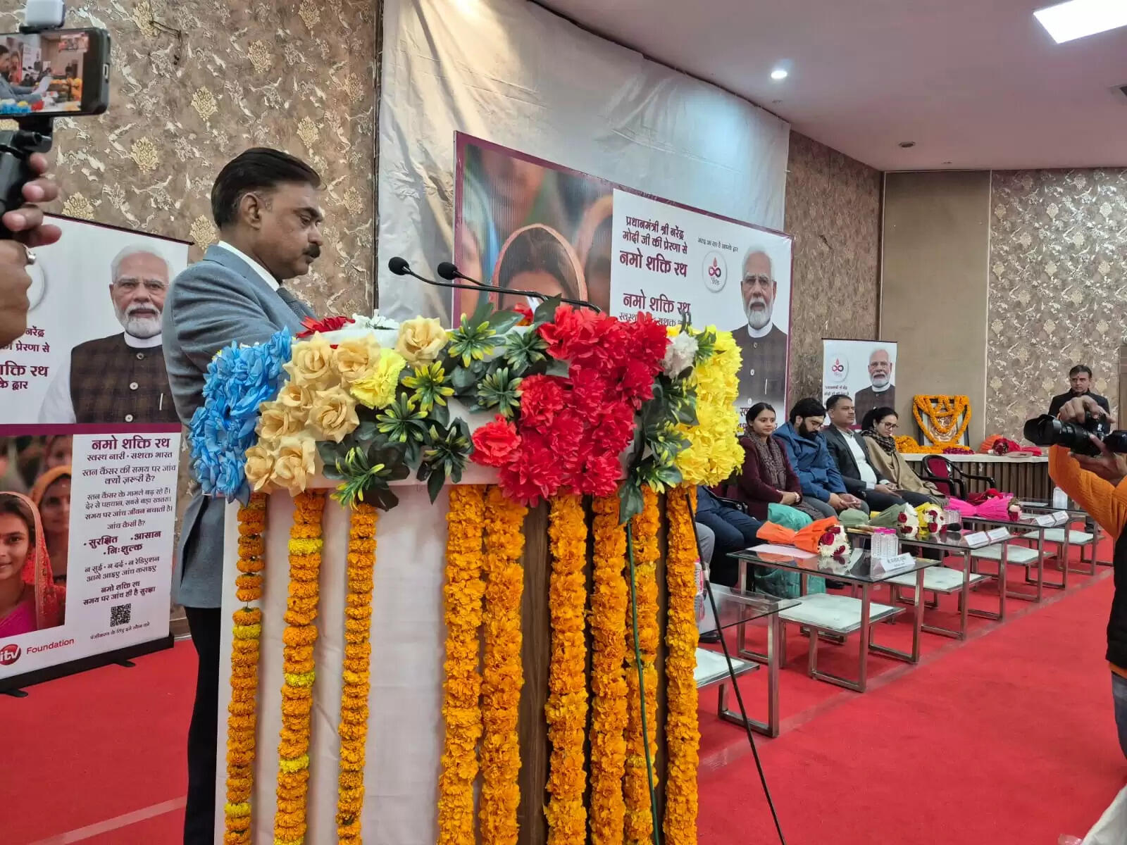 महिलाओं में स्तन कैंसर की समय पर पहचान और निवारक देखभाल को मजबूत करने के उद्देश्य से बुधवार को वाराणसी में “नमो शक्ति रथ” अभियान का शुभारंभ किया गया। मंडलायुक्त सभागार से शुरू हुए इस कार्यक्रम को प्रधानमंत्री के “स्वस्थ नारी–सशक्त परिवार” के विज़न से प्रेरित बताया गया। इस पहल के तहत अत्याधुनिक तकनीक से लैस मोबाइल वैन के माध्यम से महिलाओं की निःशुल्क स्क्रीनिंग की जाएगी, जिससे कैंसर की शुरुआती अवस्था में पहचान संभव हो सके।