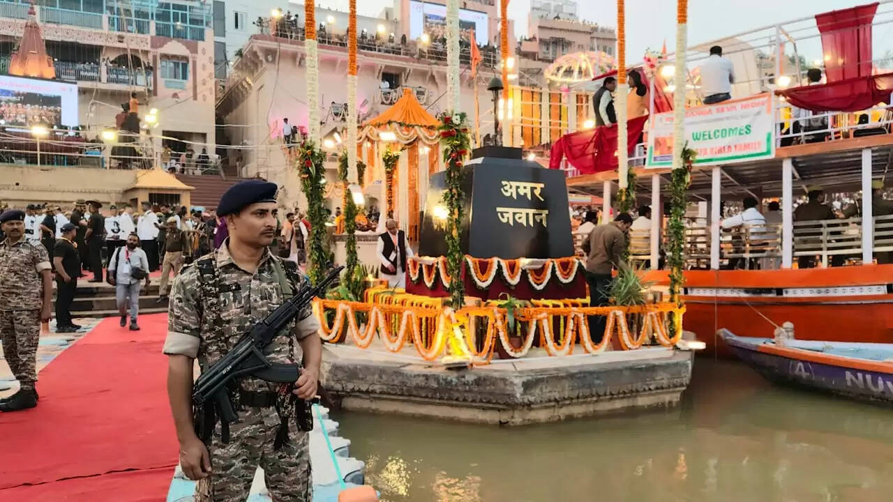 ऑपरेशन सिंदूर को समर्पित रही मां गंगा की महाआरती, 51 हजार दीपों की आभा से जगमगाया दशाश्वमेध घाट, आध्यात्म और राष्ट्रभक्ति का दिखा संगम