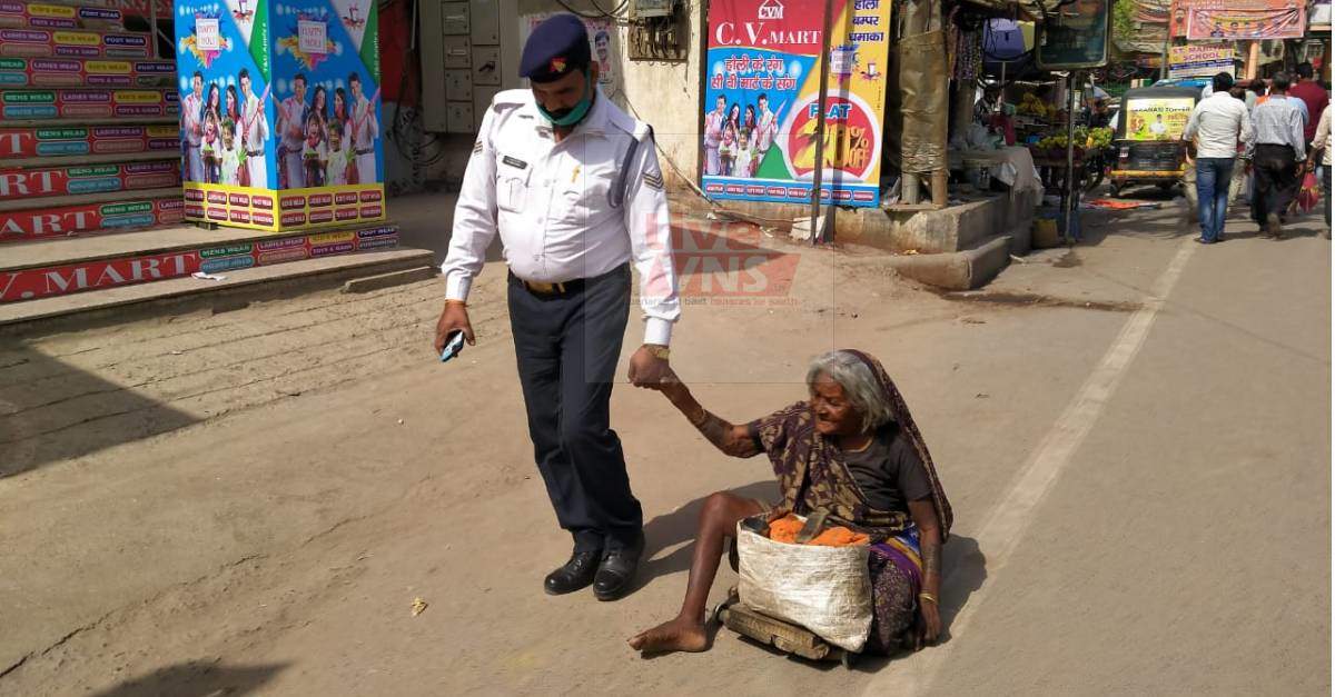 वाराणसी ट्रैफिक पुलिस का जवान दिव्यांग भिखारी के लिए बन गया फरिश्ता, हो रही प्रशंसा