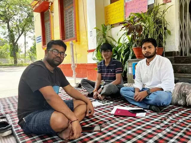 बीएचयू में पीएचडी नामांकन को लेकर छात्रों का धरना जारी, ओबीसी आरक्षण में कटौती का लगाया आरोप