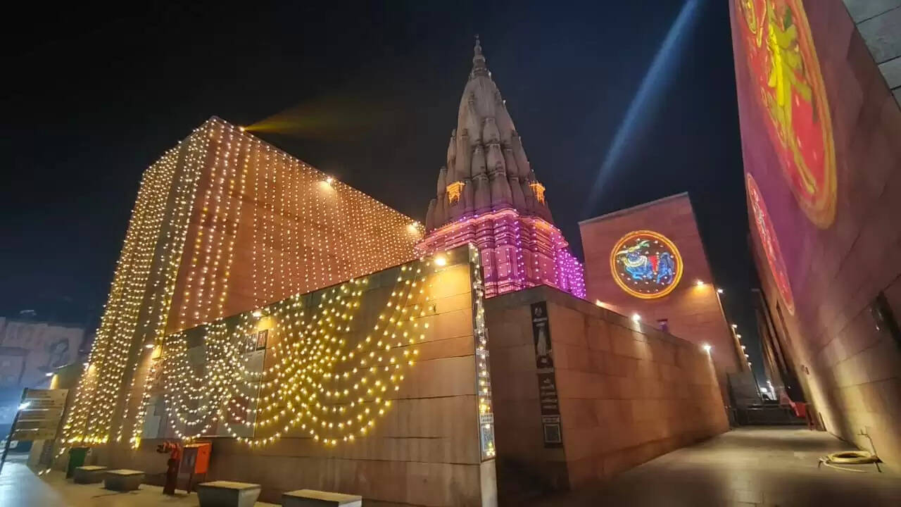चौथे वर्षगांठ से पहले रोशनी से सराबोर हुआ काशी विश्वनाथ धाम, भव्य सजावट देखने उमड़ रहे भक्त