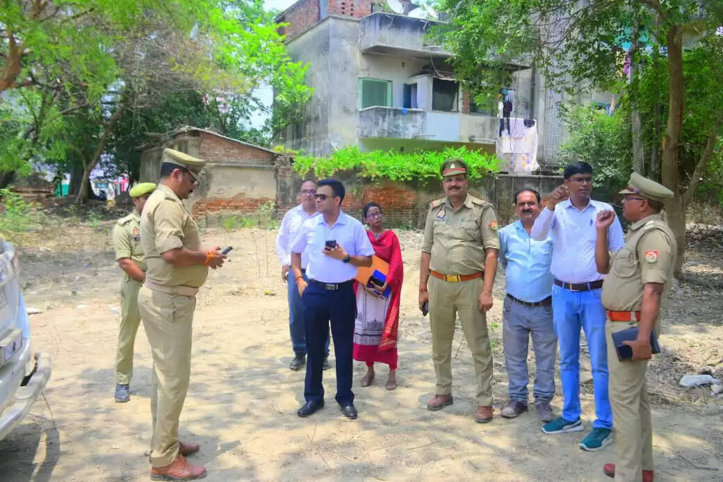 वाराणसी में पुलिस कर्मियों के लिए निर्माणाधीन 192 आवासों और थाना लालपुर पाण्डेयपुर का निरीक्षण