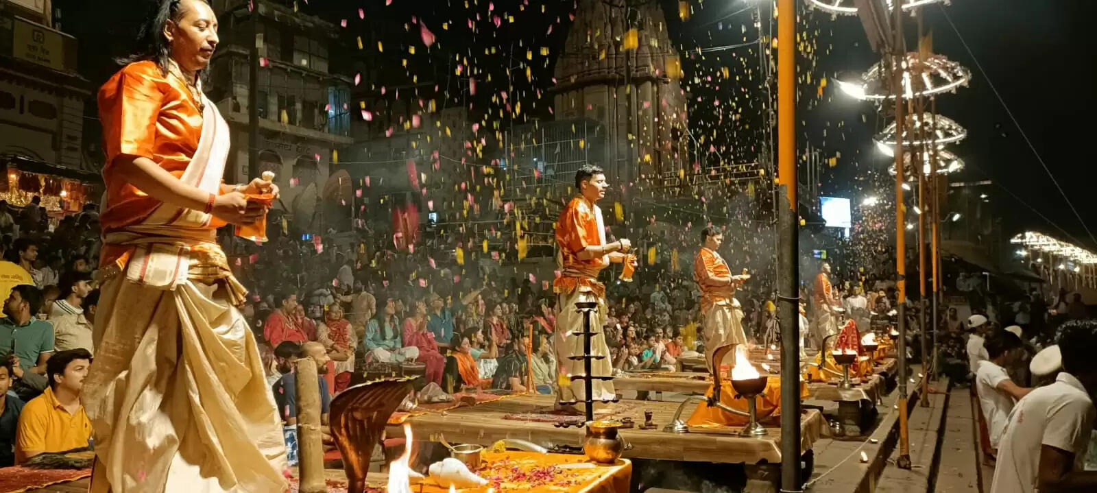 वाराणसी : मातृ दिवस पर दशाश्वमेध घाट पर वीर सैनिकों की माताओं का सम्मान, मां गंगा की हुई विशेष आरती