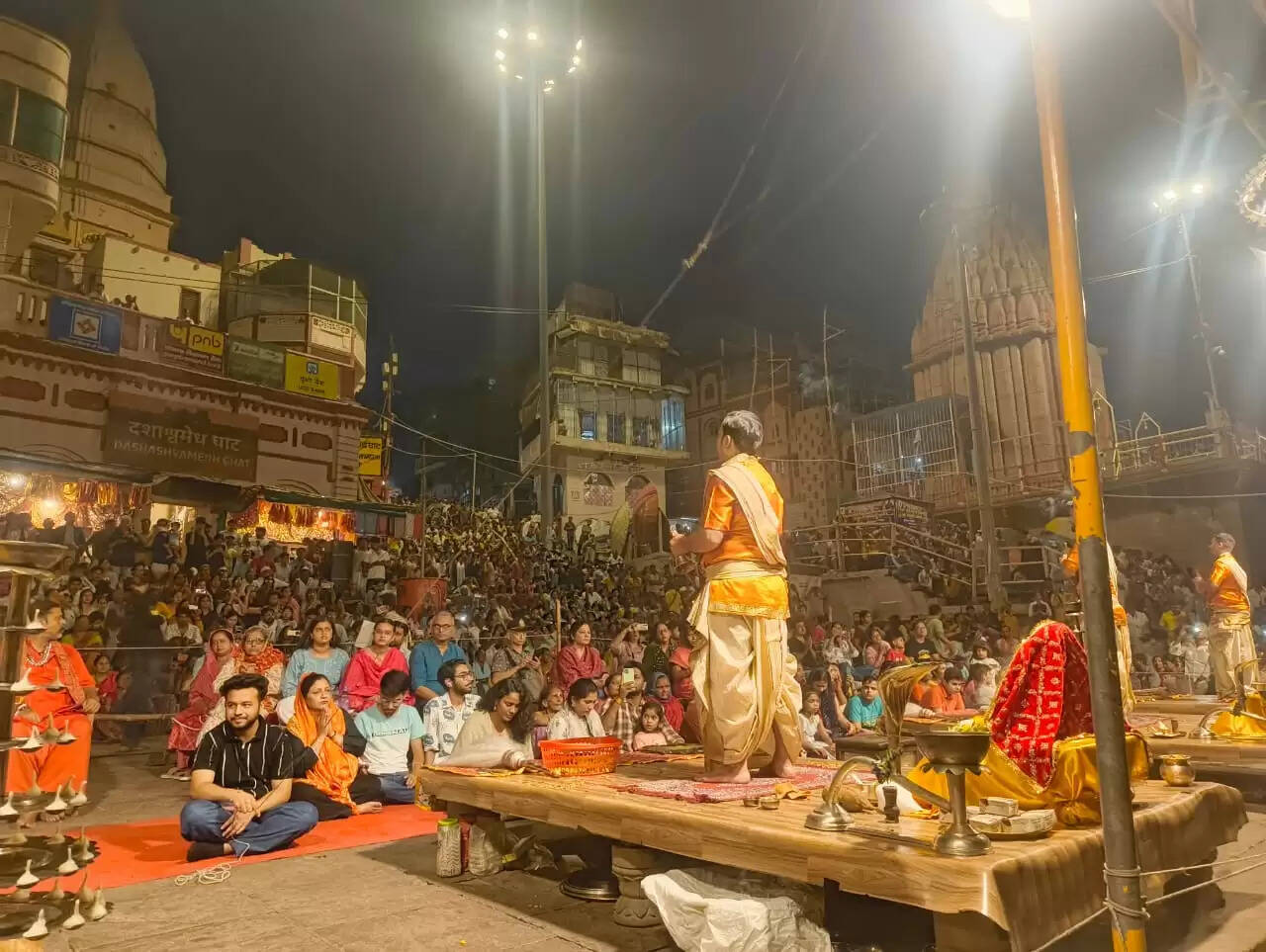 वाराणसी : मातृ दिवस पर दशाश्वमेध घाट पर वीर सैनिकों की माताओं का सम्मान, मां गंगा की हुई विशेष आरती