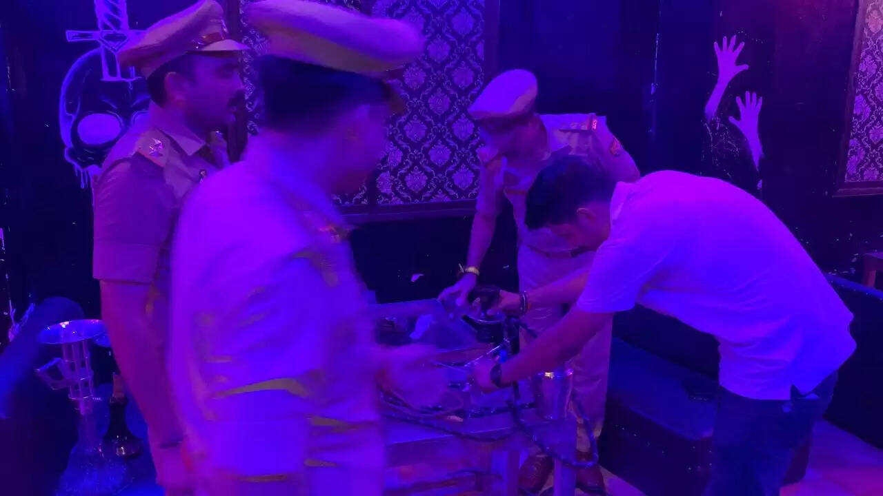 वाराणसी : पुलिस ने अवैध हुक्काबार में की छापेमारी, 7 पुरुष 1 महिला धराए, संचालक की तलाश