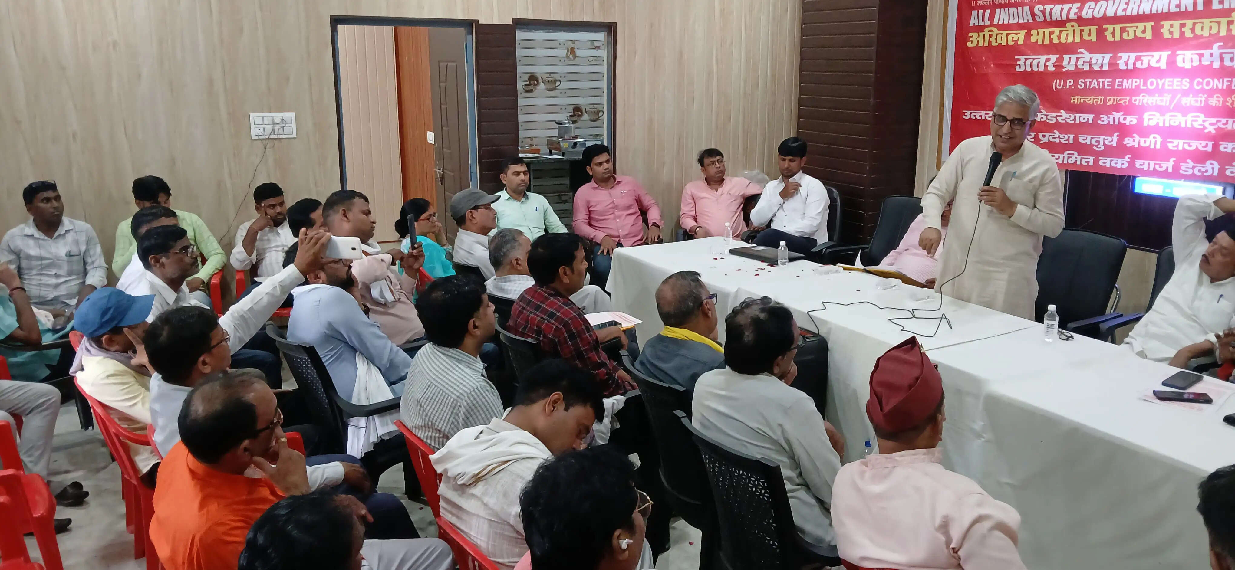 विधायक सौरभ श्रीवास्तव ने दुर्घटना पीड़ित परिवार को दी सहायता, कड़ी कार्रवाई का आश्वासन वाराणसी। कैन्ट विधायक सौरभ श्रीवास्तव ने मंगलवार को हरिश्चंद्र घाट पर सड़क दुर्घटना में मृत नीलम सोनकर को श्रद्धांजलि अर्पित की और उनके परिजनों को सांत्वना दी। विधायक ने दाह संस्कार की व्यवस्था सुनिश्चित की। इसके बाद वे गैलेक्सी अस्पताल पहुंचे, जहां दुर्घटना में घायल बिटिया गौतमी और उनके पिता राहुल सोनकर भर्ती हैं। उन्होंने चिकित्सकों से मरीजों की स्थिति की जानकारी ली और उनकी समुचित चिकित्सा की व्यवस्था कराई। विधायक ने राहुल के भाई आर्यन को तत्काल 20 हजार रुपये की आर्थिक सहायता प्रदान की। अस्पताल में मौजूद लोगों ने दोषियों के खिलाफ कड़ी कानूनी कार्रवाई की मांग की, जिस पर विधायक ने पुलिस को आवश्यक दिशा-निर्देश दिए। उन्होंने कहा,