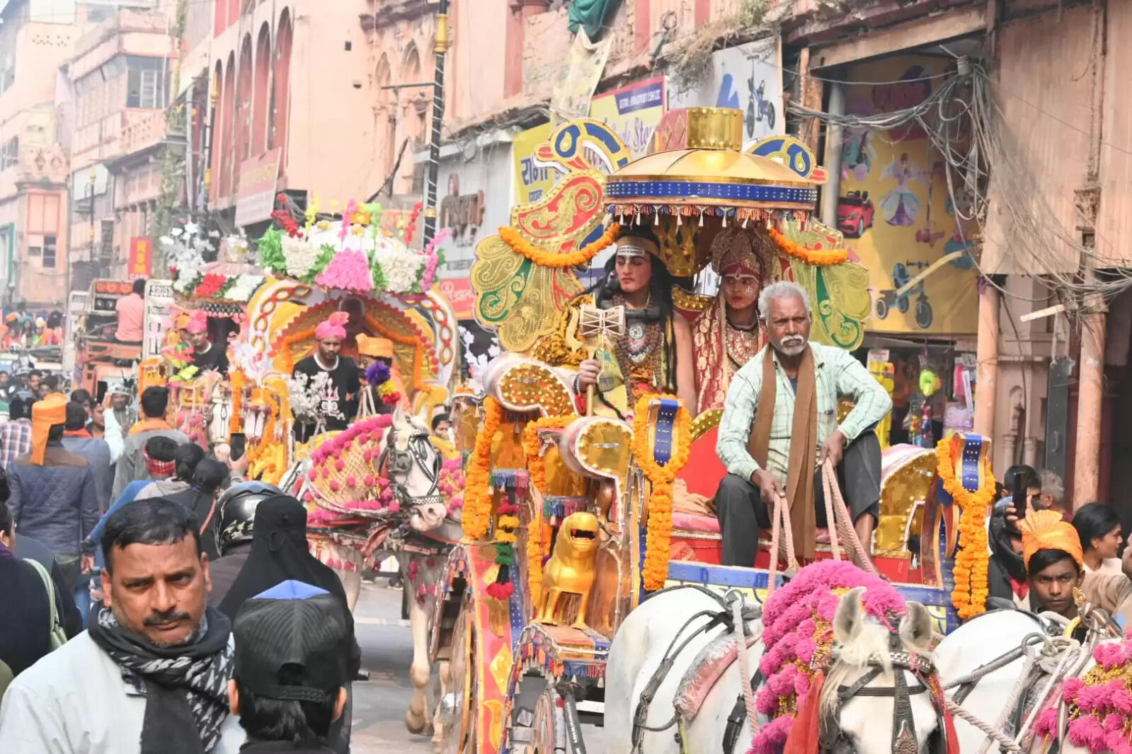 श्री काशी विश्वनाथ धाम की चौथी वर्षगांठ के अवसर पर शिव बारात समिति की ओर से शनिवार को भव्य शोभायात्रा का आयोजन किया गया। शोभायात्रा मैदागिन से प्रारंभ होकर दशाश्वमेध घाट तक निकाली गई, जिसमें शिवभक्तों की भारी भीड़ उमड़ी। डमरू-नगाड़ों की गूंज, हर-हर महादेव के जयघोष और आकर्षक झांकियों ने पूरे मार्ग को भक्तिमय वातावरण से सराबोर कर दिया।