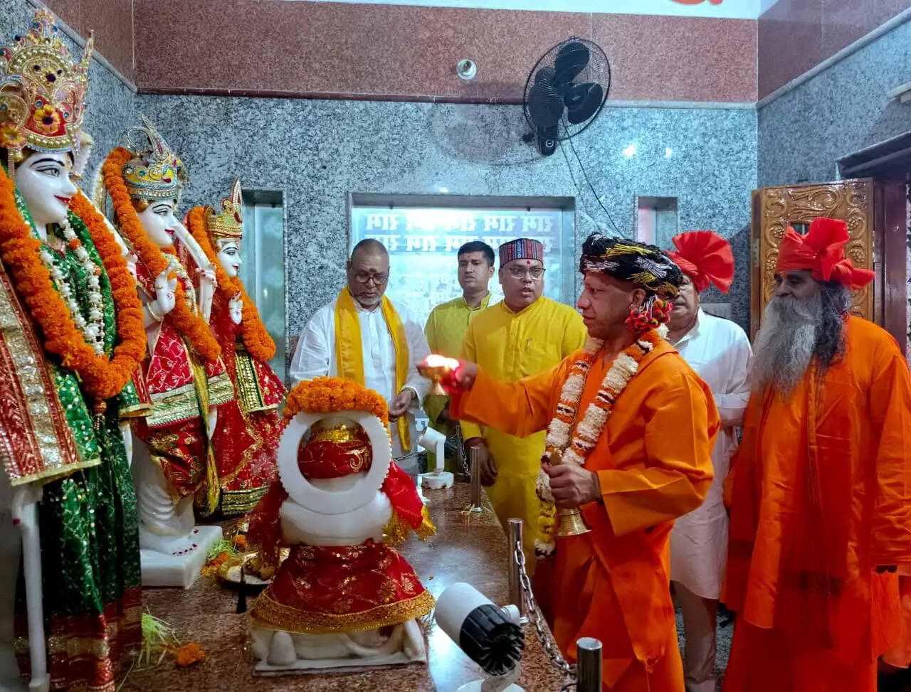 दिव्य आभा के साथ निकली गोरक्षपीठाधीश्वर की विजयादशमी शोभायात्रा&nbsp;