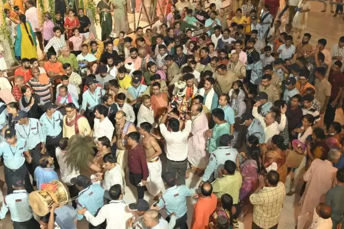 Kashi vishwanath jhoolanotsav