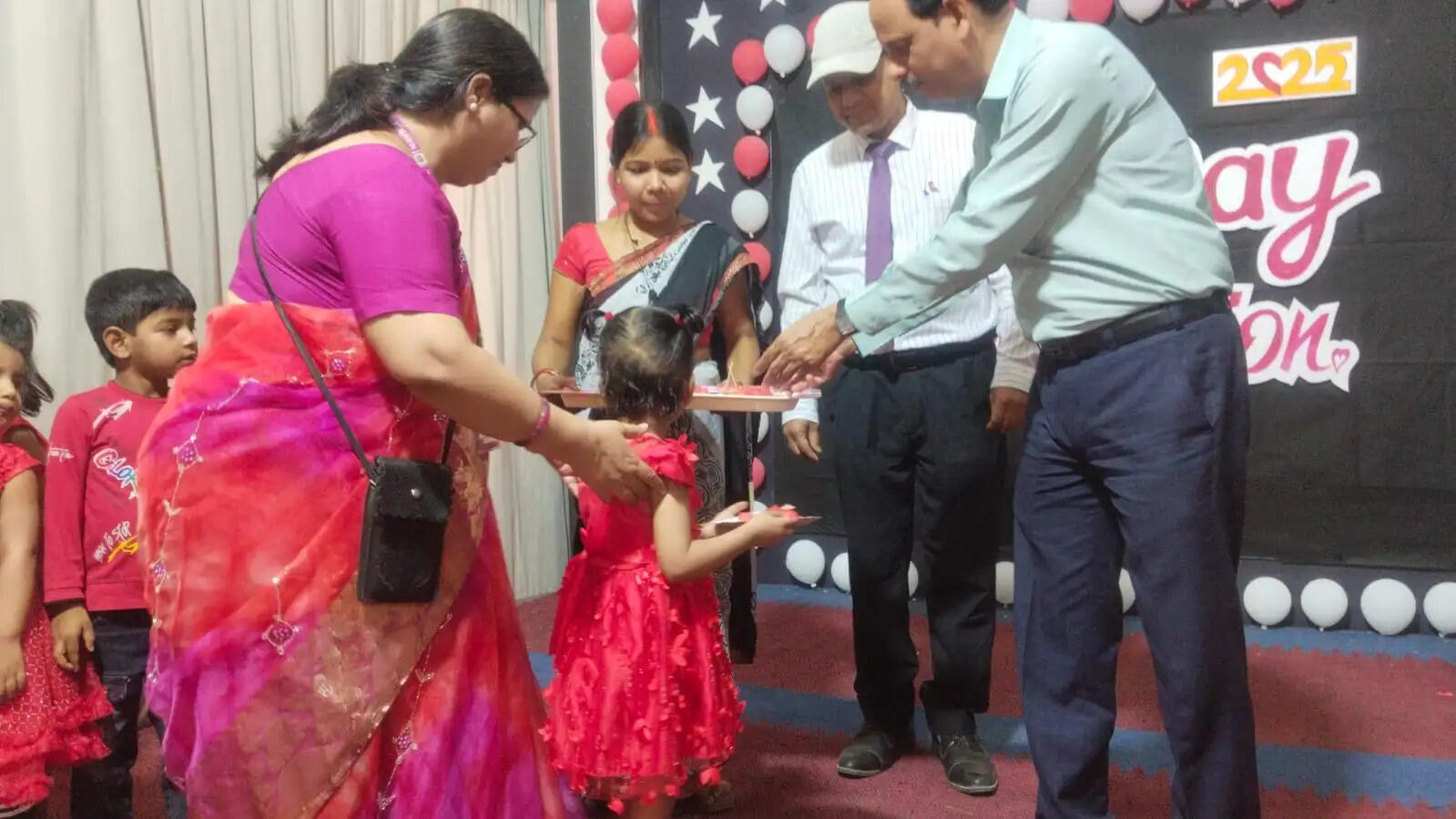 नवनीता कुंअर पब्लिक स्कूल में रेड डे का आयोजन, बच्चों को बताया लाग रंग का महत्व