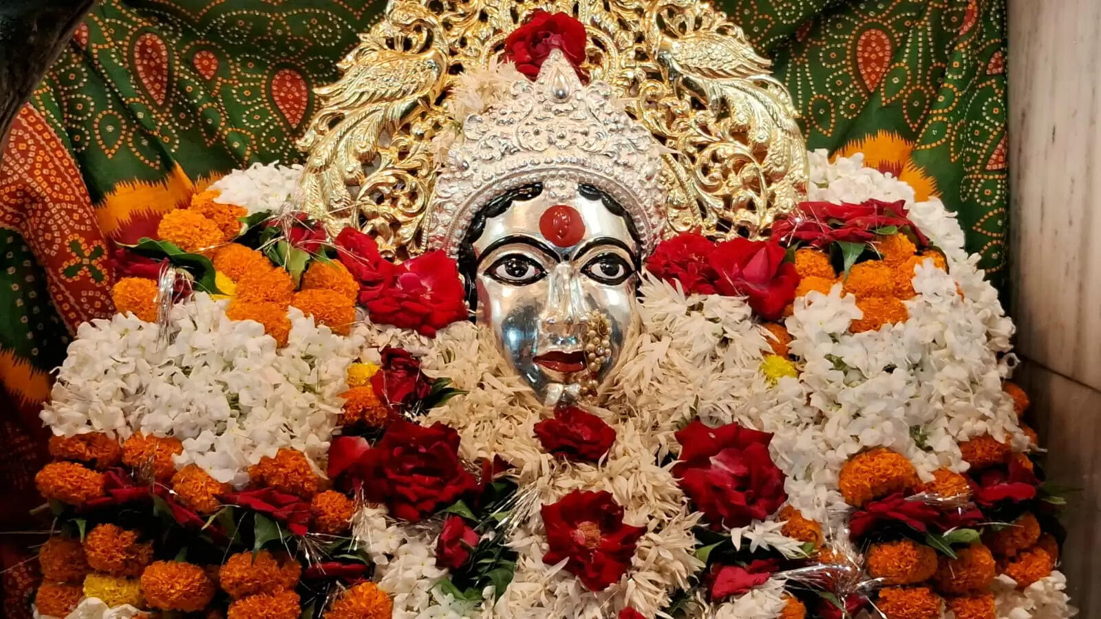 शारदीय नवरात्र का दूसरा दिन – काशी में माँ ब्रह्मचारिणी की भक्ति का उमड़ा सैलाब