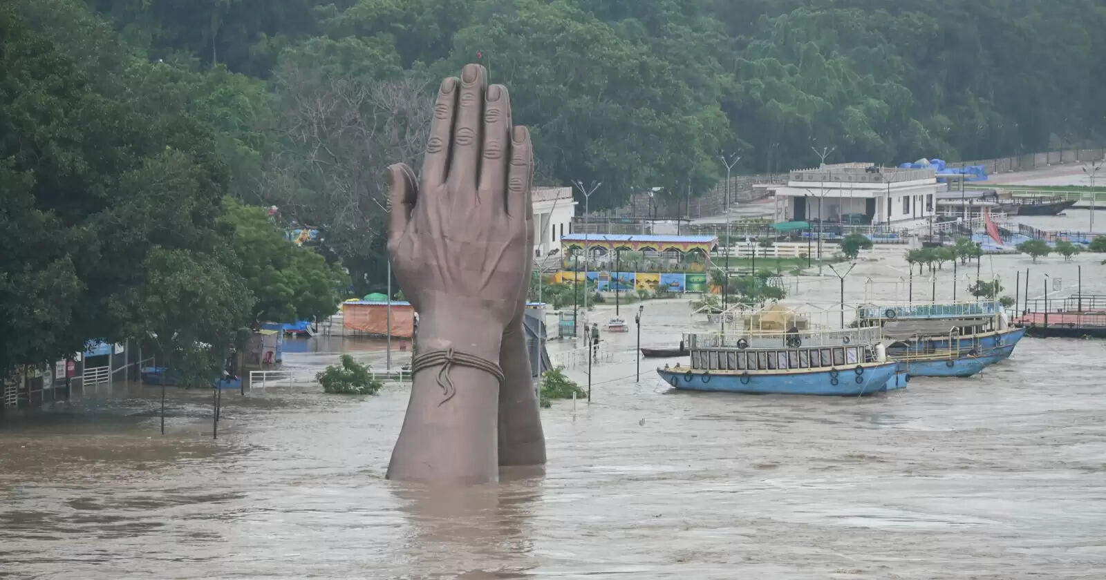 वाराणसी में गंगा स्थिर, कई इलाके जलमग्न, तस्वीरों में दिखी दुश्वारियां