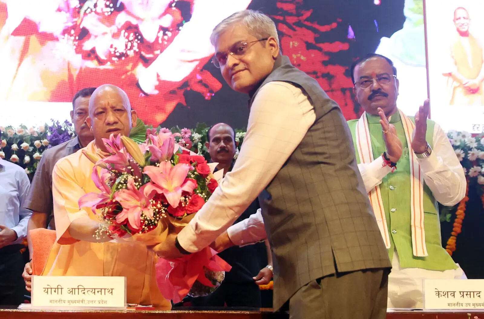 नौकरी की सिक्योरिटी, भविष्य की भी चिंता... आउटसोर्सिंग कर्मचारियों को योगी सरकार का 'सुरक्षा कवच'