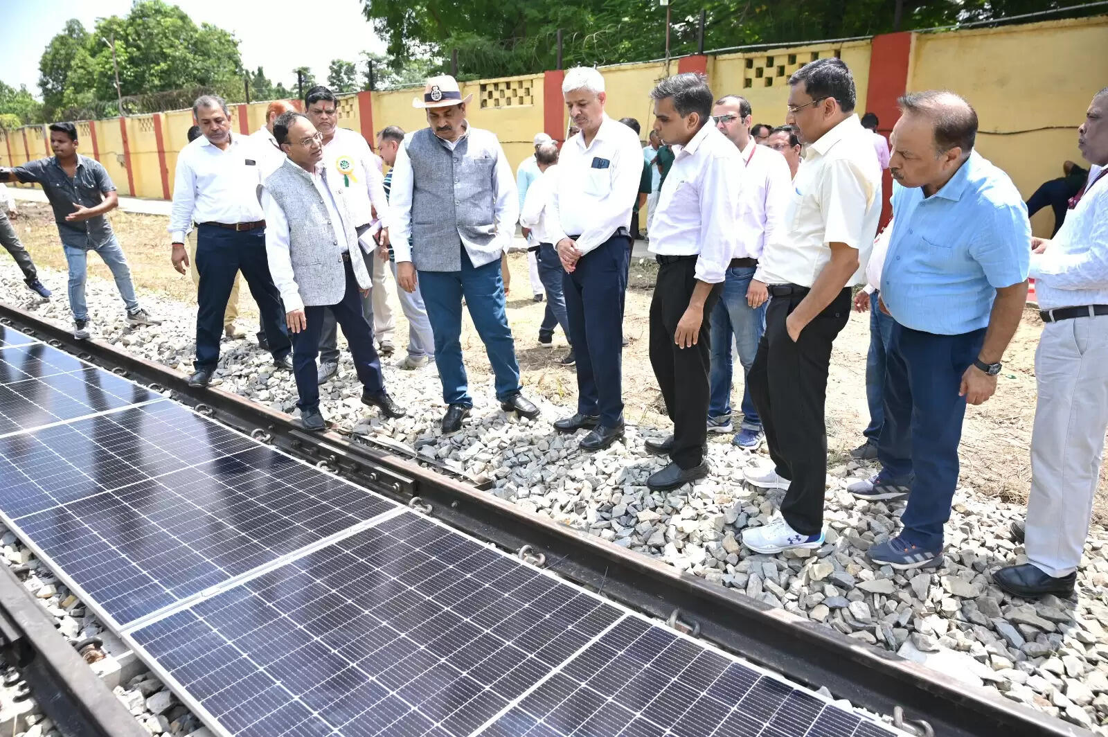 वाराणसी: बरेका ने रेल पटरियों पर सौर पैनल स्थापना कर रचा इतिहास, भारतीय रेलवे के लिए हरित भविष्य की शुरुआत