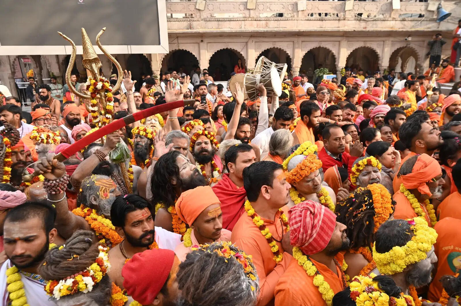 तन पर भस्म रमाई, हाथों में गदा, त्रिशूल और तलवार लेकर नागा साधुओं ने काशी में निकाली पेशवाई, हर-हर महादेव के उद्घोष से गूंजी बाबा विश्वनाथ की अंगनाई