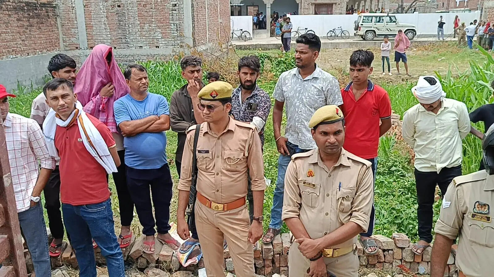चोलापुर थाना क्षेत्र में बुधवार को दो अलग-अलग स्थानों पर दो युवकों के शव मिलने से सनसनी फैल गई। एक शव हरिश्चंद्र कॉलेज की बाउंड्री के पास मिला, जबकि दूसरा शव पास के ही एक घर के बाथरूम से बरामद किया गया। दो शव मिलने की सूचना के बाद पूरे इलाके में हड़कंप मच गया और बड़ी संख्या में लोग घटनास्थल के आसपास जुट गए।