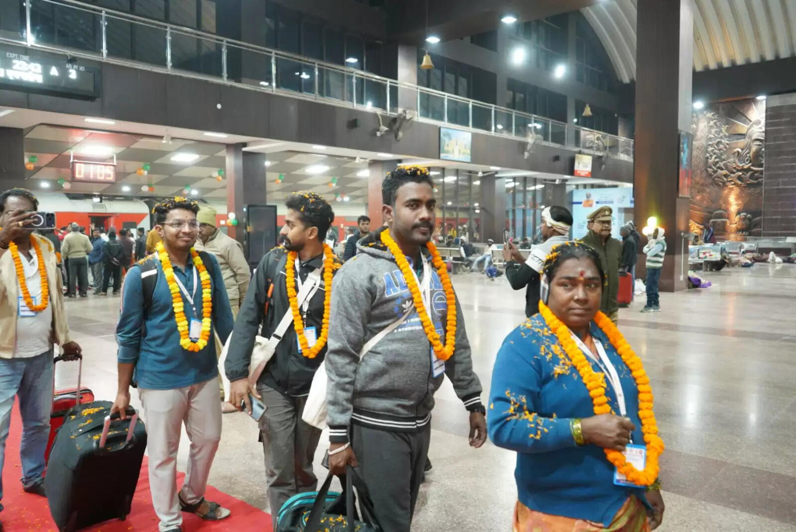  काशी तमिल संगमम् 4.0 : तमिलनाडु से पांचवां दल काशी पहुंचा, डमरू वादन और पुष्पवर्षा से हुआ भव्य स्वागत