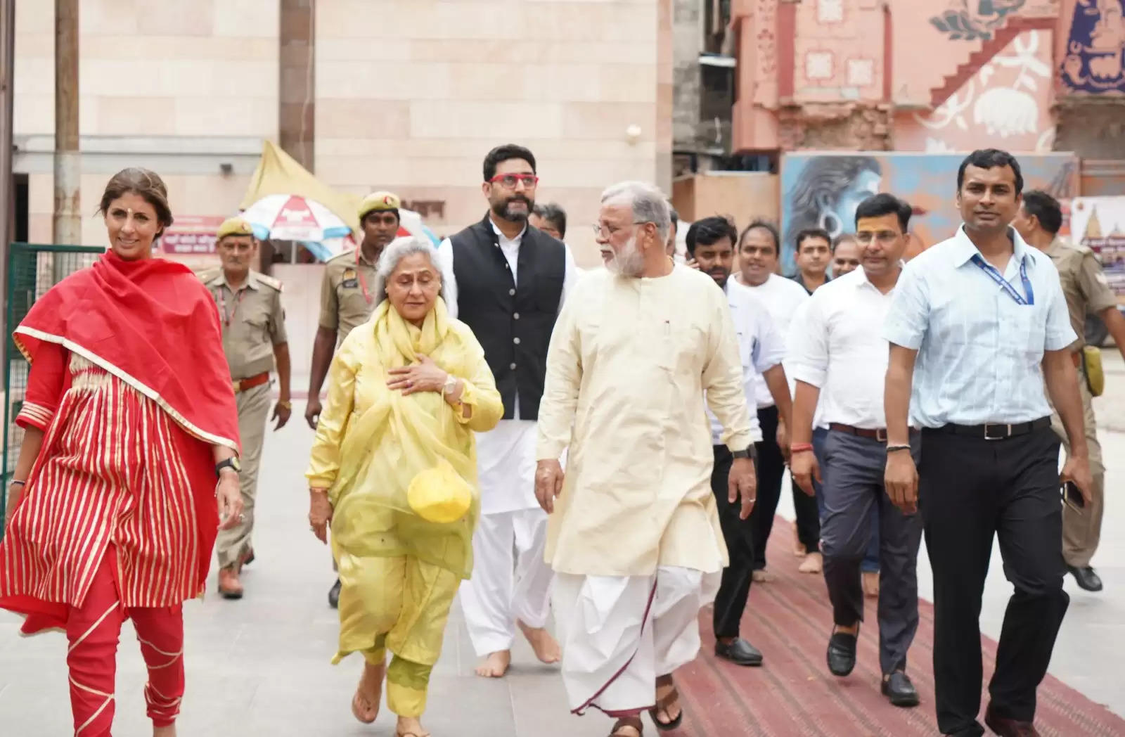 abhishek bacchan in kashi vishwanath temple