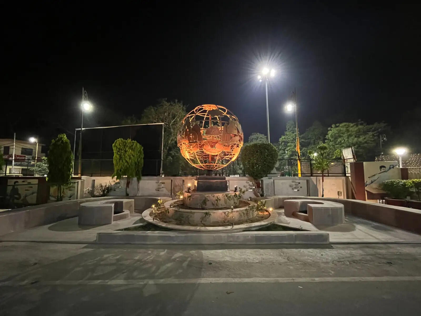 वाराणसी के चौक-चौराहों पर उभर रही है कला की चमक, विरासत से जुड़ रही है पहचान