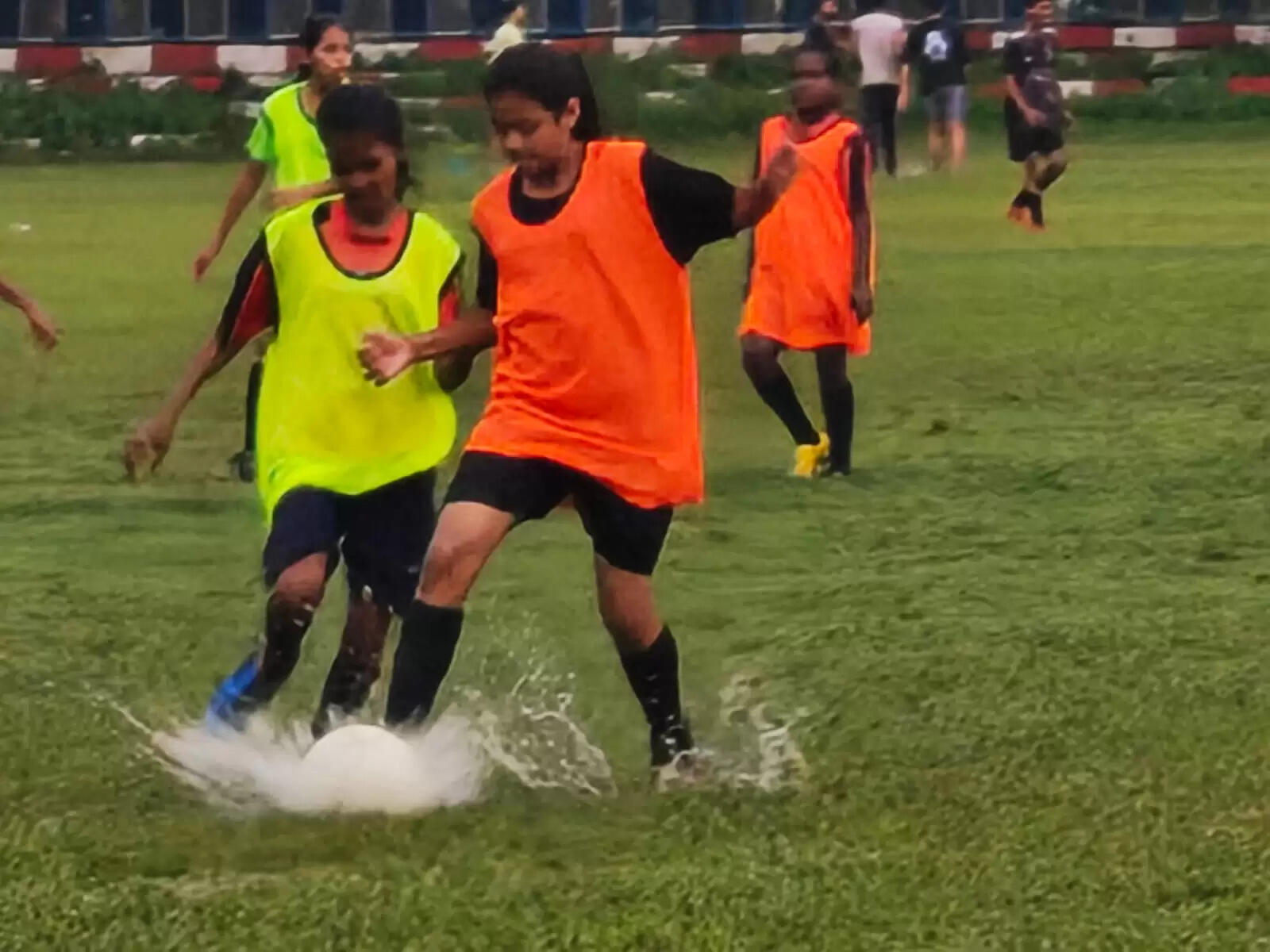 बरेका में खेल दिवस के उपलक्ष्य में रोमांचक फुटबॉल प्रतियोगिता का शुभारंभ