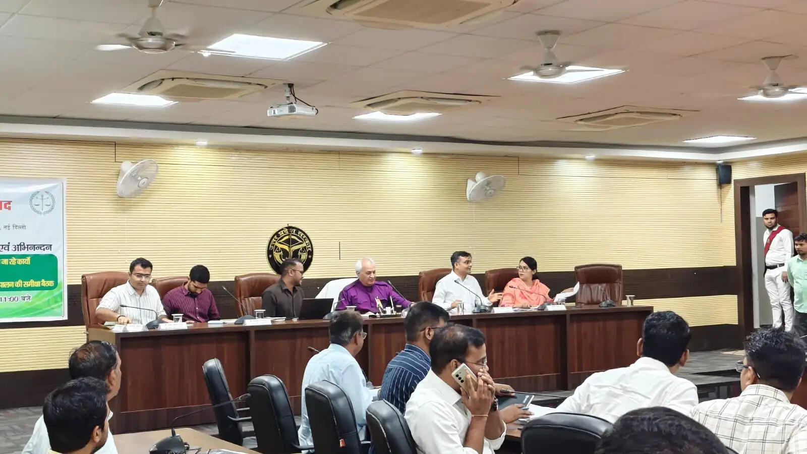 राष्ट्रीय हरित न्यायाधिकरण (एनजीटी) द्वारा पारित आदेशों के अनुपालन और वाराणसी में पर्यावरण संरक्षण के लिए किए जा रहे कार्यों की समीक्षा को लेकर गुरुवार को सर्किट हाउस सभागार में महत्वपूर्ण बैठक आयोजित की गई। बैठक की अध्यक्षता एनजीटी की प्रधान न्यायपीठ, नई दिल्ली के माननीय सदस्य एवं न्यायाधीश डॉ. अफरोज अहमद ने की। इस दौरान उन्होंने विशेष रूप से बायोमेडिकल वेस्ट प्रबंधन, नदी संरक्षण, सीवरेज ट्रीटमेंट, भूजल संरक्षण और हरित क्षेत्र विस्तार को लेकर संबंधित विभागों को कई महत्वपूर्ण निर्देश दिए।