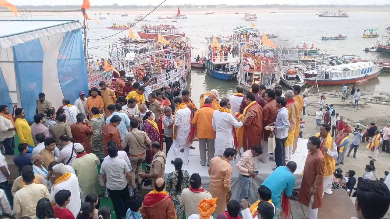  रामनवमी के पावन अवसर पर काशी में निकली विश्व प्रसिद्ध ‘राम कथा मंदाकिनी’ शोभायात्रा ने एक बार फिर आस्था और भक्ति का अद्भुत दृश्य प्रस्तुत किया। गंगा तट पर निकली इस शोभायात्रा में हजारों श्रद्धालुओं की भीड़ उमड़ी और पूरा वातावरण “जय श्रीराम” के जयघोष से गुंजायमान हो उठा। ऐसा प्रतीत हो रहा था मानो स्वयं भगवान श्रीराम भक्तों को दर्शन दे रहे हों।