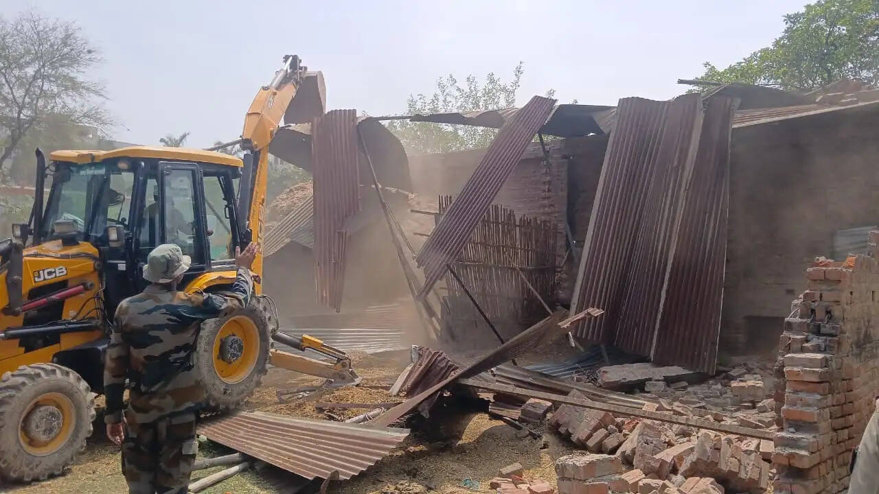 अवलेशपुर में गरजा बुलडोजर, अतिक्रमण हटाने पहुंची टीम तो महिलाओं ने मिठाई-पानी देकर जताया विरोध