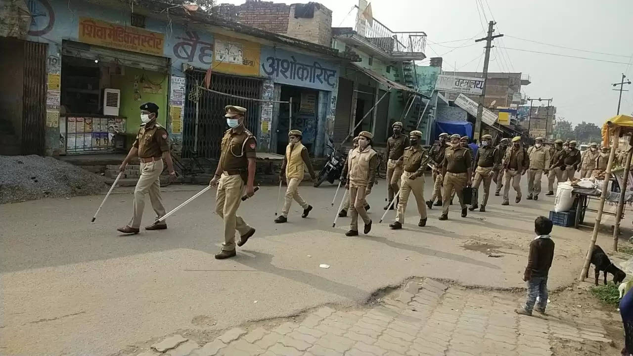 चंदौली : पुलिस व CRPF जवानों ने निकाला फ्लैग मार्च, लोगों को दिलाया सुरक्षा का अहसास