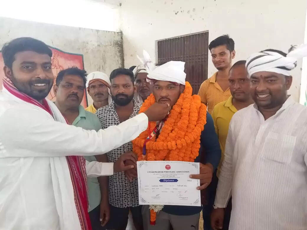 प्रादेशिक कुश्ती में वाराणसी के दूधिया के बेटे सुंदरम पहलवान ने जीता स्वर्ण, आगमन पर भव्य स्वागत