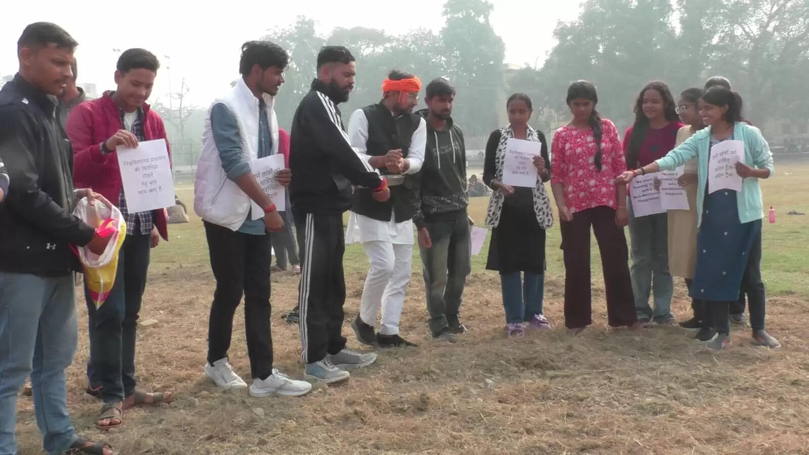 लखनऊ में छाया जबरदस्त कोहरा कोहरे के कारण मैच को शुरू होने में देरी 7:30 बजे होगा इंस्पेक्शन उसके बाद होगा टॉस इकाना स्टेडियम में भारत और दक्षिण अफ्रीका के बीच चौथा T20 मुकाबला क्रिकेट प्रेमियों में निराशा जबरदस्त कोहरे के कारण विजिबिलिटी हुई कम