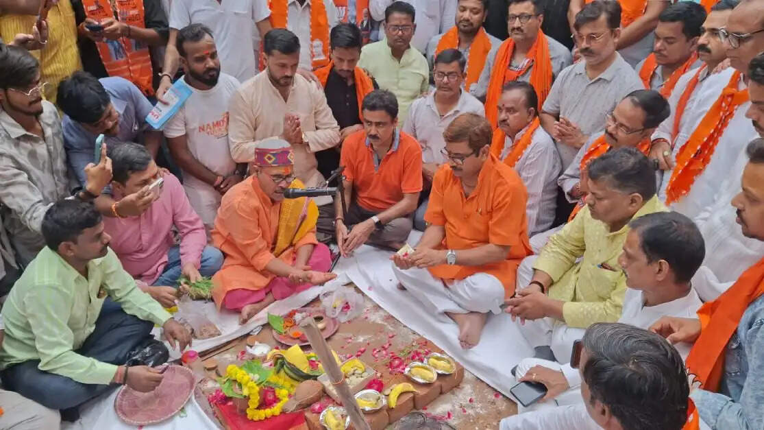 वाराणसी की हर महत्वपूर्ण खबर पढ़ने के लिए अभी फॉलो करें Live VNS का ऑफिशियल वाट्सऐप पेज 👇👇 https://whatsapp.com/channel/0029VaAPWex65yD2LWG35A25 Live VNS - भरोसा 1 दशक से लाखों बनारसियों का - बनारस की बात, बनारस के साथ अपने शहर के लेकर देश-दुनिया, खेल, धर्म, आध्यात्म, राशिफल, पञ्चाङ्ग तथा फ़िल्म और व्यापार जगत की ताजा-तरीन खबरों को पढ़ने के लिए अभी डाउनलोड करें Live VNS का ऑफिशियल एंड्रॉएड ऐप। http://play.google.com/store/apps/details?id=in.livevns.app.native