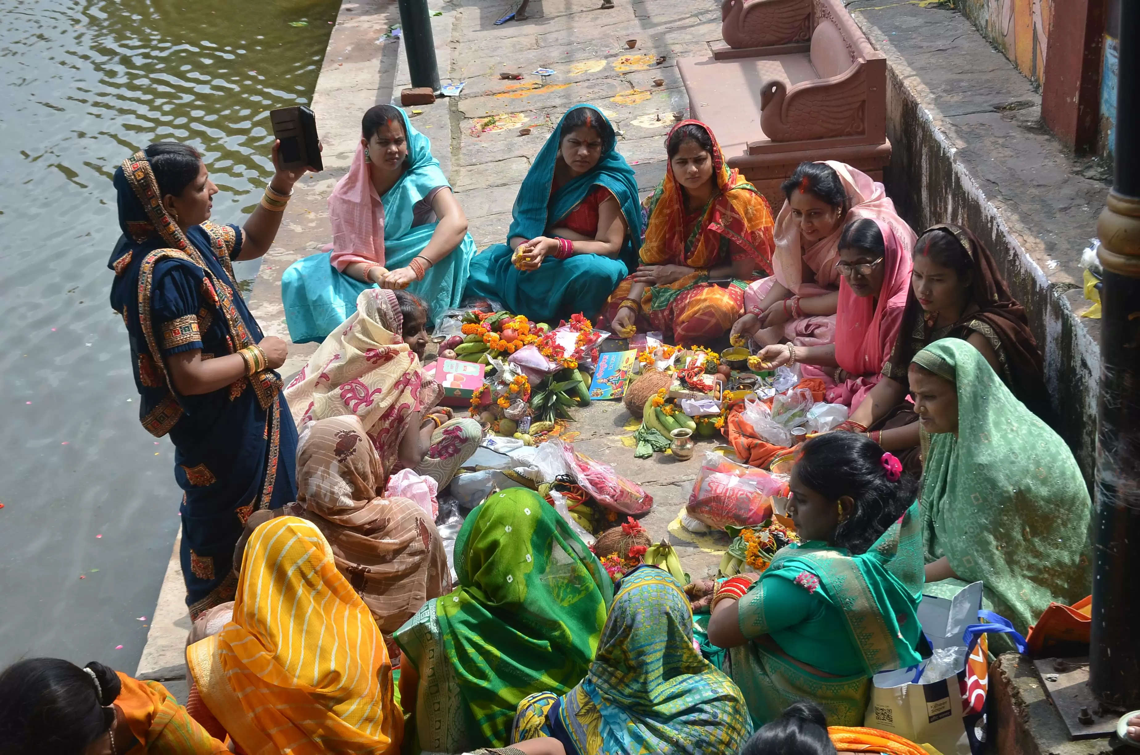 पुत्र के दीर्घायु व सलामती के लिए माताओं ने रखा जीवित्पुत्रिका का निर्जला व्रत, शहर से गांव तक नदी किनारे उमड़ी महिलाओं की भीड़